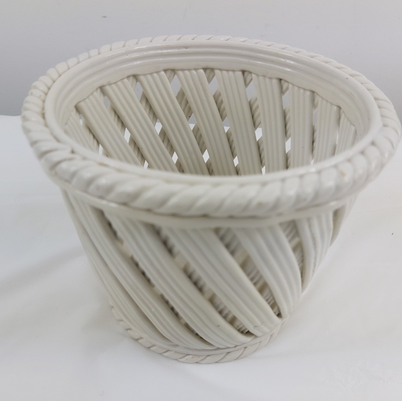 - Ceramic Latice woven planter made in Italy (Z13) - Picture 7 of 9